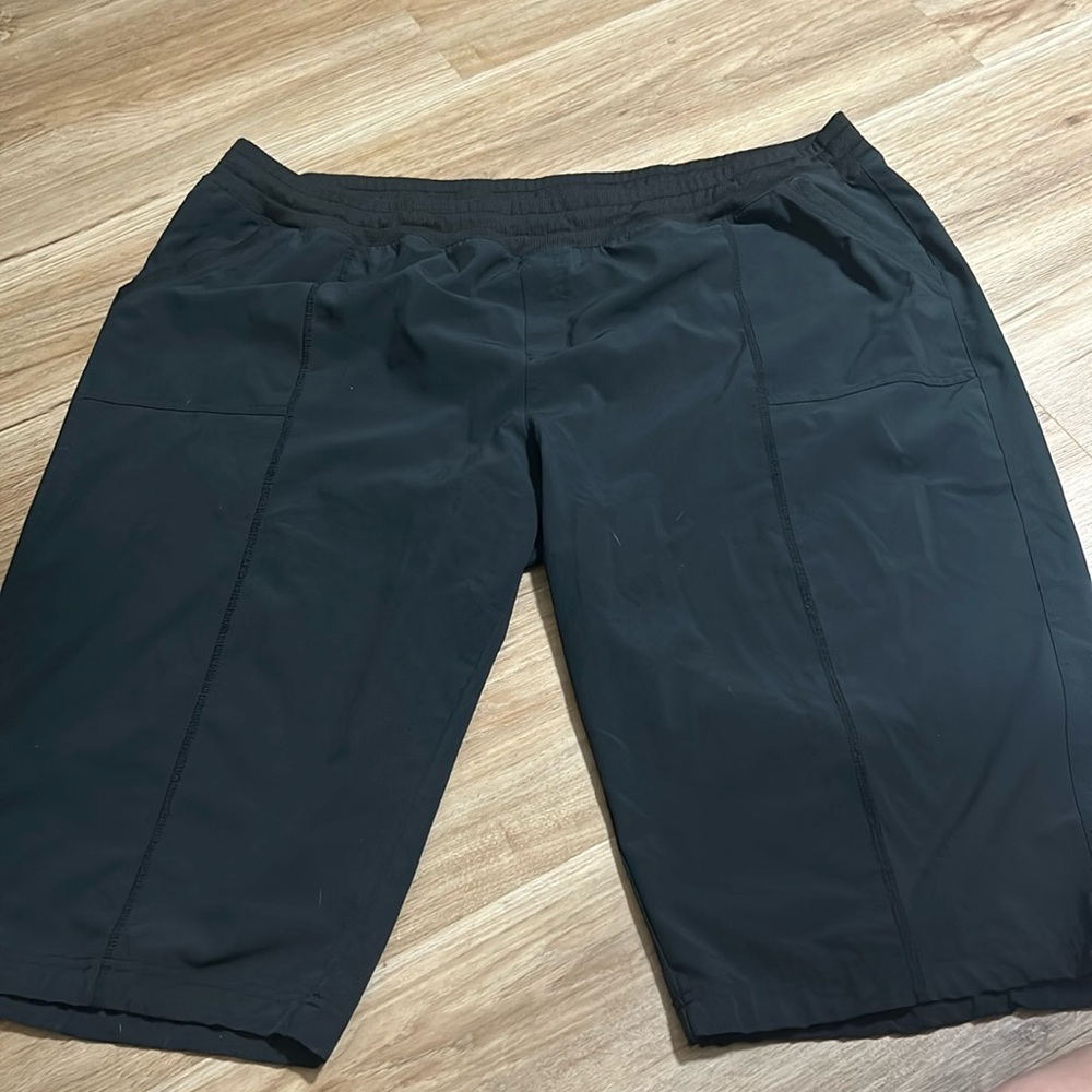 Black capris